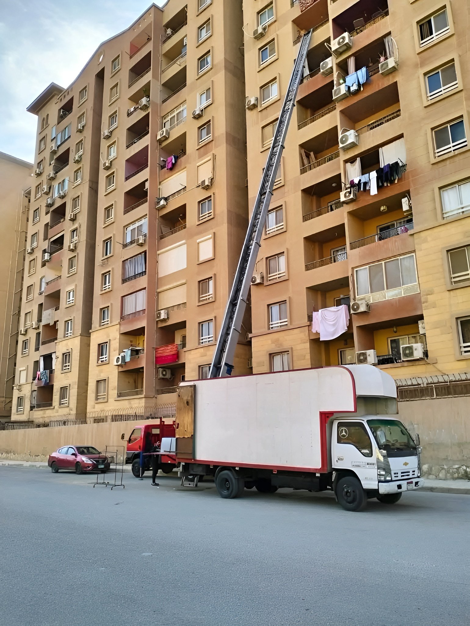 عملية رفع عفش باستخدام ونش هيدروليك في منطقة سموحة