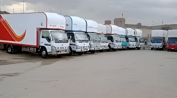 أسطول شاحنات مجهزة بأحدث معدات نقل الأثاث